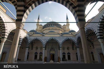 La Mezquita Azul, la más famosa y visitada de Estambul, tiene un reflejo en la mezquita Ertugrul Gazi, también llamada Mezquita Ärtogrul Gazy, del siglo XIX, construida en honor a Ertugrul, padre del fundador del Imperio Otomano, Osman I. Se encuentra en Asjabad, capital de Turkmenistán, situada en un oasis en el desierto de Karakum, cerca de la frontera con Irán. Sus exquisitas decoraciones interiores y sus magníficas vidrieras hacen pensar en la construcción que la inspira.