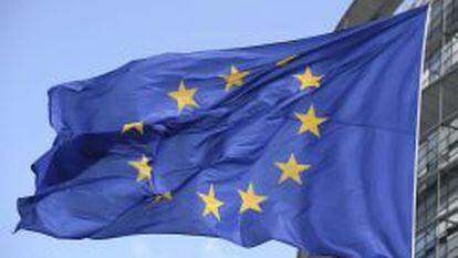 STR03 ESTRASBURGO (FRANCIA), 30/06/2014.- La bandera de la Uni&oacute;n Europea es izada en el exterior de la sede del Parlamento Europeo (PE) en Estrasburgo, Francia. El PE se constituye hoy y sus 751 eurodiputados votan a quien ser&aacute; su nuevo presidente durante esta octava legislatura. EFE/Patrick Seeger
