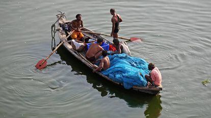 Un grupo de pescadores en el Ganges en la ciudad de Allahabad, en India.
