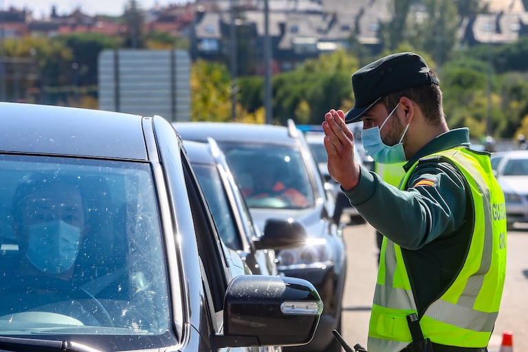 Un agente de la Guardia Civil da el alto a un vehículo durante un control a la salida de Madrid, el pasado día 10.