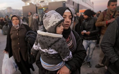 Refugiados desembarcan ayer en Atenas, procedentes de Lesbos.