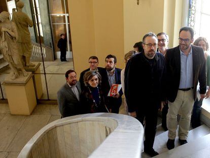 Los portavoces parlamentarios de Ciudadanos, Juan Carlos Girauta (i), y del PSOE, Antonio Hernando (d), tras acordar el escenario que se abre tras la fallida investidura.
