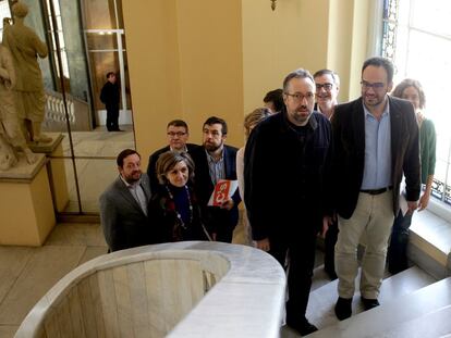 Los portavoces parlamentarios de Ciudadanos, Juan Carlos Girauta (i), y del PSOE, Antonio Hernando (d), tras acordar el escenario que se abre tras la fallida investidura.