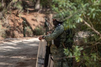 Fuerzas especiales del Ejército Mexicano hacen guardia en una carretera en Aguililla, el 9 de febrero.