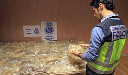 Un policía examina una bolsa del mayor alijo de éxtasis incautado en España, el pasado 11 de diciembre