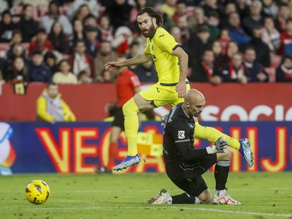 Ben Brereton bate a Dmitrovic en el gol anulado por el VAR al producirse falta previa del delantero del Villarreal.
