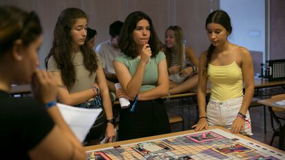 Adolescentes del Tecnocamp de la Universidad Carlos III juegan a un cluedo científico que se gana mediante la resolución de experimentos técnicos.