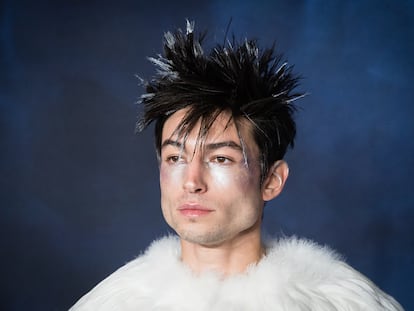 Ezra Miller asiste al estreno británico de 'Animales fantásticos: Los crímenes de Grindelwald' en Londres el 13 de noviembre de 2018.