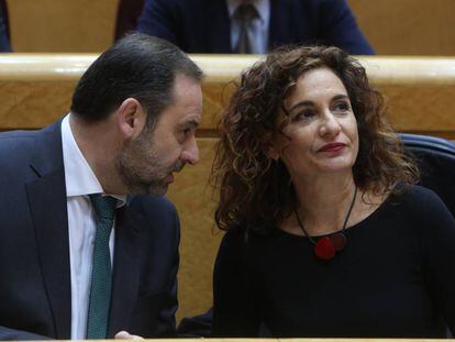 El ministro de Fomento, José Luis Ábalos, con la ministra de Hacienda, María Jesús Montero, el martes en el Senado.