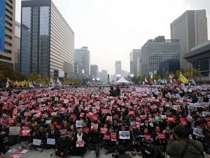 Miles de surcoreanos se concentran en Se&uacute;l para protestar contra la presidenta Park. 