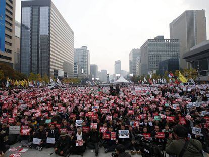 Miles de surcoreanos se concentran en Se&uacute;l para protestar contra la presidenta Park. 