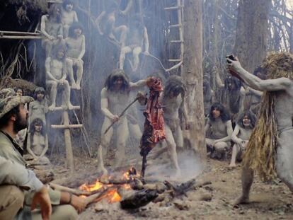 Cuatro documentalistas se adentran en la Amazonia para filmar a tribus caníbales. Todos desaparecen. Varios meses más tarde un grupo de rescate encuentra solo el material grabado. Entre las secuencias de este falso documental de Ruggero Deodato, un empalamiento.