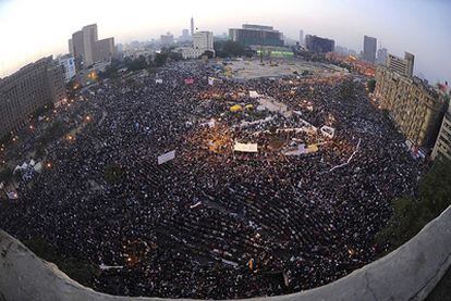 Decenas de miles de personas se concentran en la plaza de Tahrir de El Cairo para pedir a la Junta Militar que deje el poder.