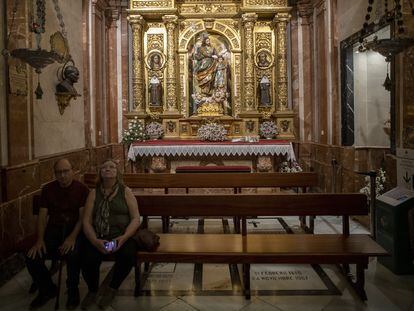 La Hermandad de La Macarena ha colocado bancos sobre las lápidas de Gonzalo Queipo de Llano y su mujer en su basílica de Sevilla.