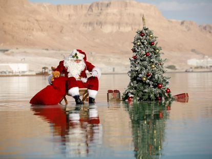 Un hombre vestido de Santa Claus en el Mar Muerto, en un evento organizado por Israel en 2020.