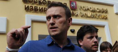 Navalny habla con la prensa tras solicitar su inscripción como candidato.