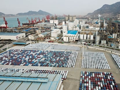 Coches de exportación en el puerto de Lianyungang (China), a comienzos de abril.