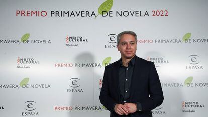 El periodista Vicente Vallés posa tras ser proclamado ganador del Premio Primavera de Novela 2022 por su obra 'Operación Kazán', en Madrid.