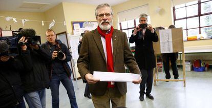 Gerry Adams vota en Ravensdale.