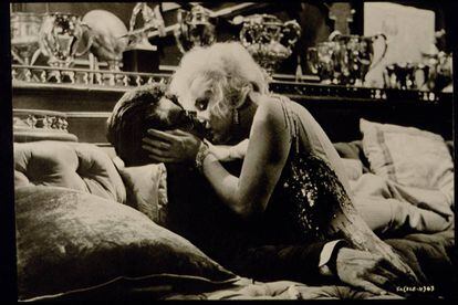 Marilyn Monroe besa a Tony Curtis en 'Con faldas y a lo loco'