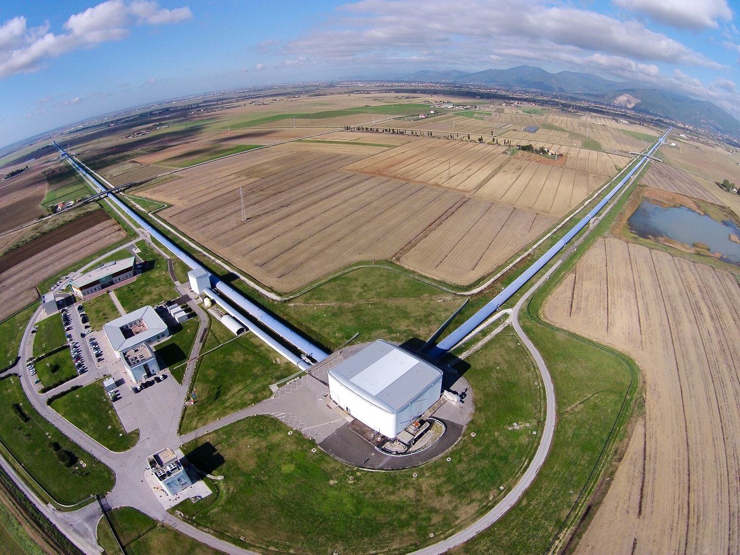 Vista aérea del interferómetro Virgo con sus dos brazos de tres kilómetros de largo, en Cascina (Italia).