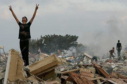 Un palestino hace el signo de la victoria sobre los restos del asentamiento de Netzarim.