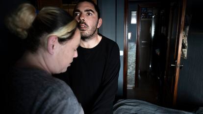 José Díaz, solicitante de eutanasia, es ayudado por su hermana Sandra, este miércoles en su domicilio en Huelva.