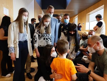 Los reyes Felipe VI y Letizia, junto a la princesa de Asturias y la infanta Sofía, visitan a las familias y los niños ucranios acogidos en el primero de los cuatro centros de Recepción, Acogida y Derivación abiertos en España para atender a refugiados que huyen de la guerra.