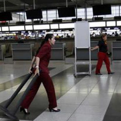 Trabajadoras del aeropuerto JFK de Nueva York, que no recibirá más vuelos hoy por el huracán Irene