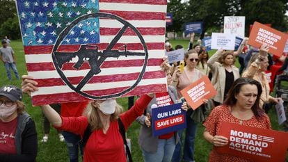 Grupos en favor del control de armas a las afueras del Capitolio de los Estados Unidos, el 26 de mayo de 2022, en Washington DC.