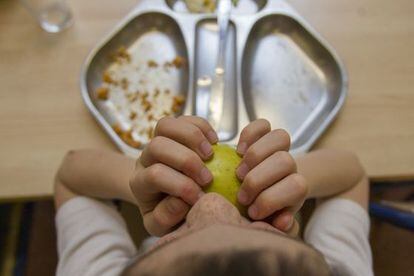 Un ni&ntilde;o en el comedor de un colegio catal&aacute;n.