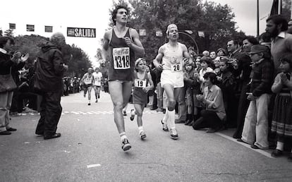 Una imagen del primer maratón popular celebrado en Madrid, en mayo de 1978, en la que participaban niños.