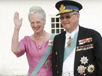 La reina Margarita y Enrique de Dinamarca, a la llegada de la boda de su hijo Joaquín, en 2008.