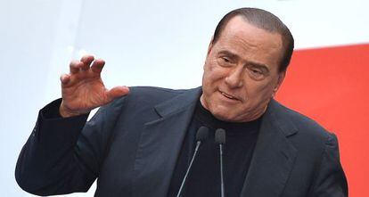Berlusconi asiste a una manifestaci&oacute;n del PDL en Roma el 4 de agosto.