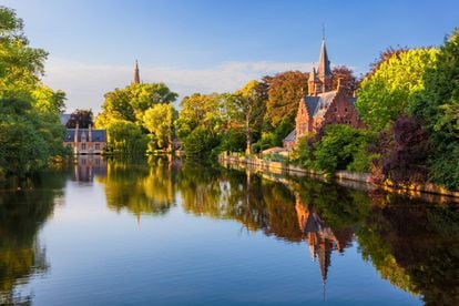 El Minnewater o Lago del Amor es quizá la primera grata sorpresa que atrae al visitante nada más llegar a Brujas (Bélgica) y su maravilloso casco histórico, declarado patrimonio mundial. Se encuentra a unos 20 minutos a pie del centro y está poblado de cisnes. Fue un antiguo muelle donde descargaban los barcos hasta que la acumulación de sedimentos impidió seguir navegando por el canal. Aunque una leyenda popular flamenca lo pinta de manera mucho más romántica: una joven entregada en matrimonio a un hombre que no quería escapa al bosque, donde muere; su enamorado la encuentra y decide enterrarla allí; inunda su tumba rompiendo un dique, dando lugar a un lago.