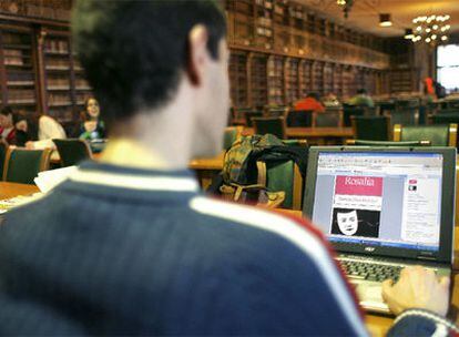 Un profesor de la Universidad de Santiago consulta Google Books en la biblioteca de la Facultad de Historia.