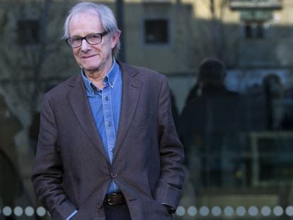 El director britànic Ken Loach davant de la Filmoteca.