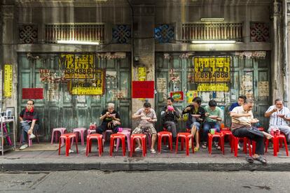 En las calles de Tailandia -en la foto, puesto callejero de Bangkok- aguardan platos como la sopa tom yan gung, explosiva mezcla de gambas, limoncillo, lima y una montaña de guindilla; diversas variedades de curri, como el Gaangtai plaa, a base de pescado fermentado, o aromáticas elaboraciones como el Som tam, aparentemente una inofensiva ensalada de papaya, que esconde una abrasadora sorpresa: la papaya se machaca con guindillas bird’s-eye.