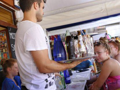 Un camarero sirve a un grupo de turistas en Mallorca