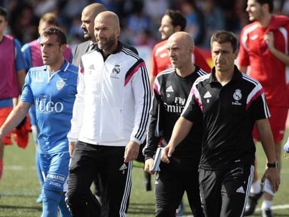 Zidane, junto a Santiago S&aacute;nchez, en un partido del Castilla.
