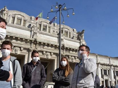 Personas con mascarilla en Milán.