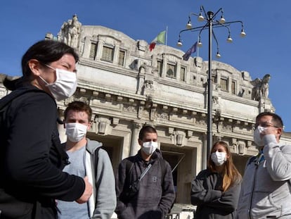 Personas con mascarilla en Milán.