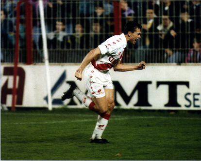Polster festeja un gol como rayista en la temporada 92-93.