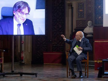 Los expresidentes Jordi Pujol (d) y Carles Puigdemont (i) durante una charla sobre Europa organizada por la Generalitat, el pasado lunes.