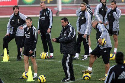 Vanderlei Luxemburgo dirige el entrenamiento del Madrid, ayer, entre Owen y Ronaldo.