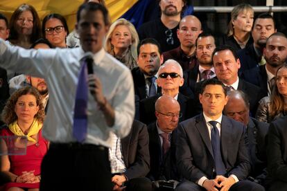 El encargado de la oposición venezolana en EE UU, Carlos Vecchio, a la derecha, observa un mitin de Juan Guaidó en Miami, el 1 de febrero de 2020.
