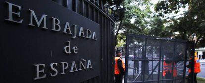 Operarios retiran vallas de Embajada de España en Buenos Aires, Argentina.