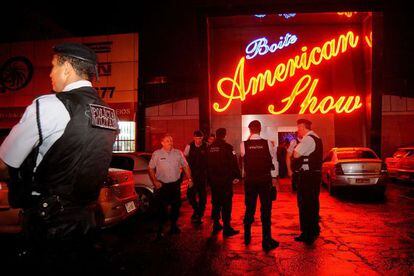 Un grupo de policías esperan fuera de un local nocturno en Brasilia (Brasil), este sábado.