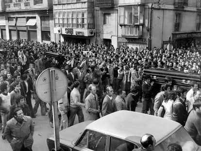 Traslado de los féretros con los obreros muertos en el desalojo por parte de la policía, el 3 de marzo de 1976, de los trabajadores del metal reunidos en la iglesia de San Francisco, en el barrio de Zarramaga, en Vitoria. Tres trabajadores resultaron muertos y varios heridos de gravedad en los enfrentamientos. Posteriormente, fallecieron otros dos trabajadores.