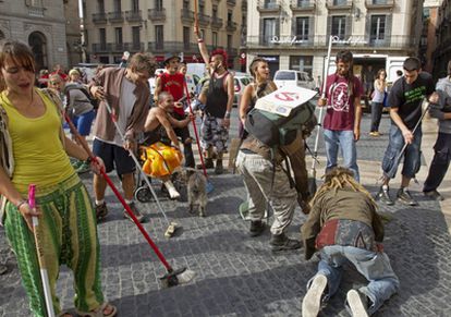 Un centenar de 'indignados' ha barrido la plaza de Sant Jaume de Barcelona en protesta por la actuación policial del pasado 27 de mayo en la que Mossos d'Esquadra y la Guardia Urbana desalojaron la plaza de Catalunya.